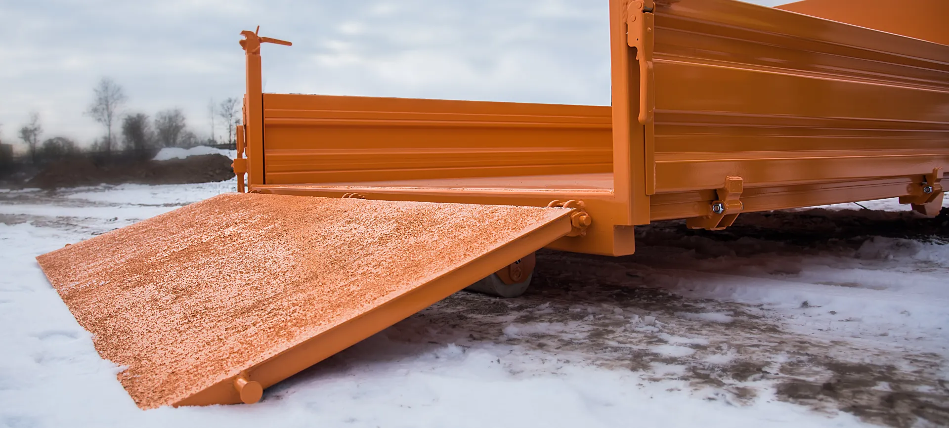 Bordwandmulde mit extra flache Auffahrrampe und Anti-Rutschbeschichtung